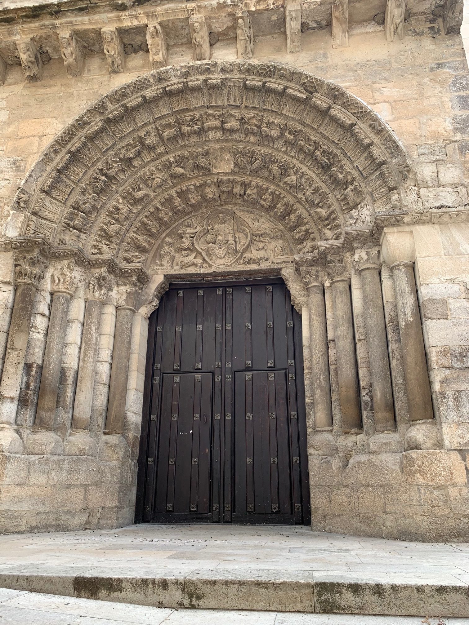 Fotografía de la portada occidental de la iglesia de Santa María Magdalena de Tudela