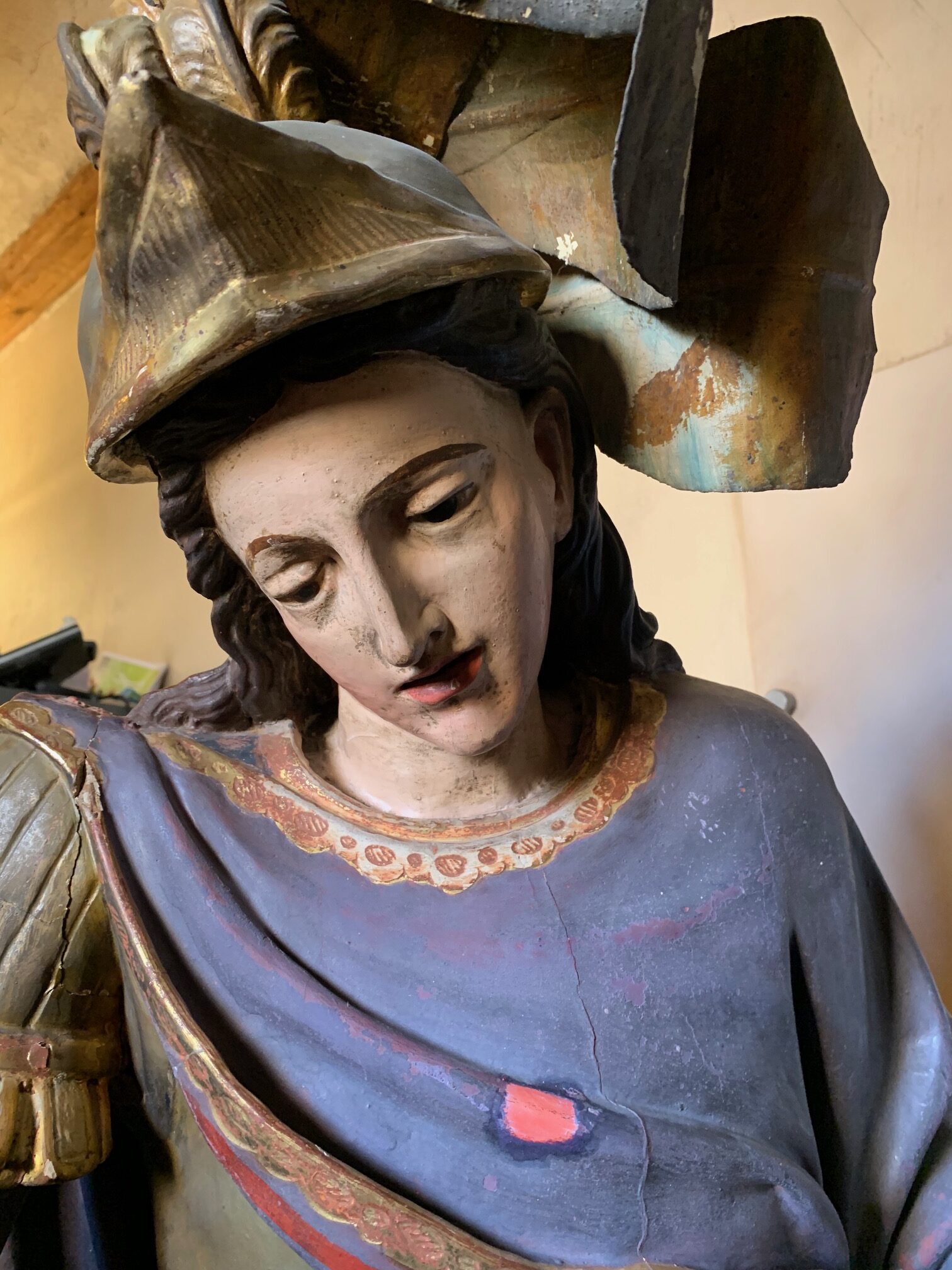 Fotografía de la escultura barroca de San MIguel que está siendo restaurada en el museo de Tudela.